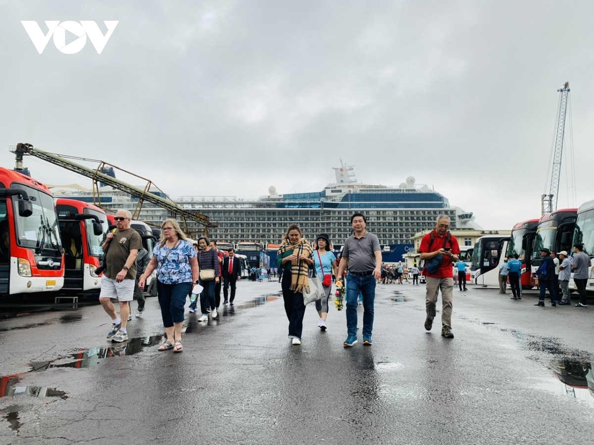 Celebrity Solstice brings 2,700 foreign tourists to central Vietnam